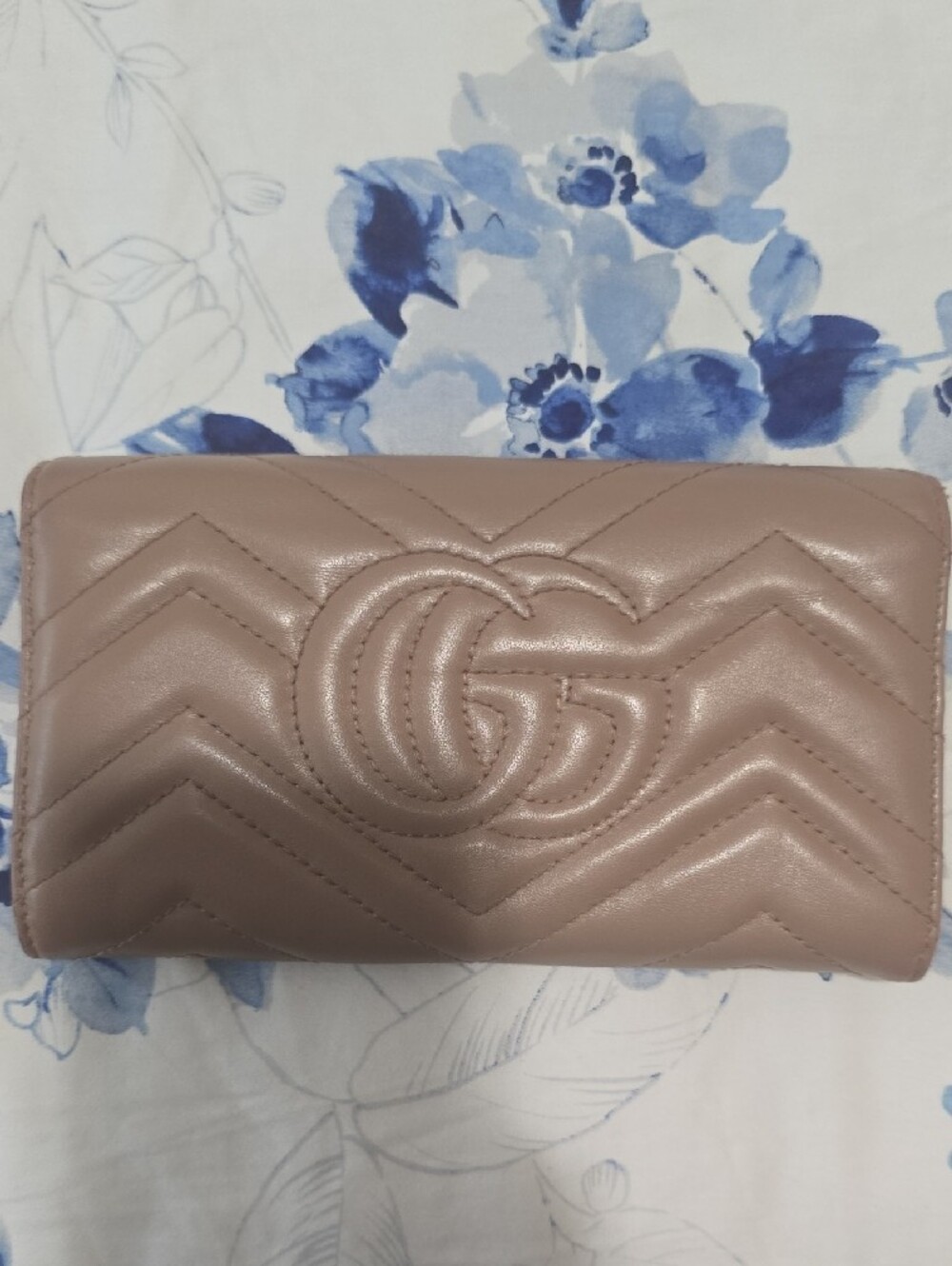 Gucci Authentic Chevron Quilted Leather Wallet in Taupe with Gold GG - Picture 5 of 5